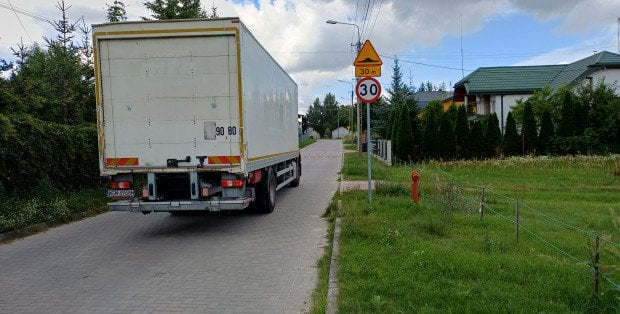 Mieszkańcy chcą chodnika na ruchliwej ulicy, ratusz rozkłada ręce