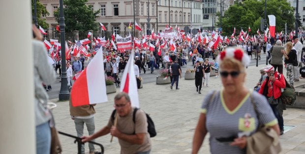 Zgromadzenie przed Sejmem. Zamknięte Al. Ujazdowskie i Trakt Królewski