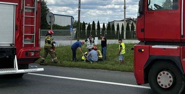 Policjant na motocyklu potrącony przez busa. Wypadek na DK 50 koło Grójca