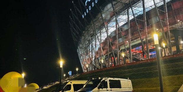 Banderowska flaga, zeskakiwanie z trybun i przepychanki. Sprawa koncertu Maxa Korza w prokuraturze