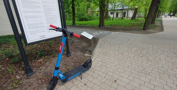 Będzie zakaz wjazdu hulajnóg do zabytkowego parku Aleksandria?