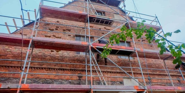 Tragiczny wypadek w pow. węgrowskim. 62-latek spadł z rusztowania