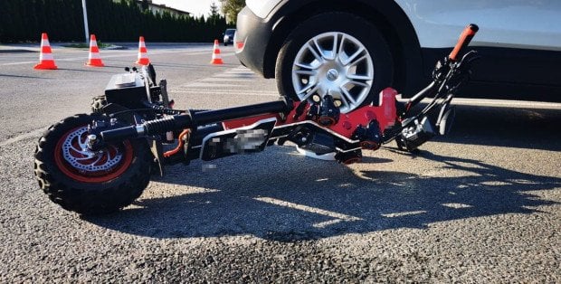 Miała wjechać hulajnogą elektryczną pod samochód. 14-latka w ciężkim stanie
