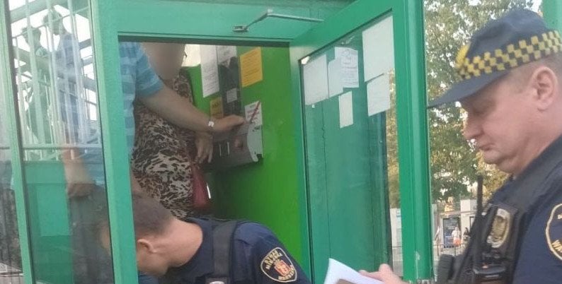 Czworo seniorów utknęło w windzie-pułapce