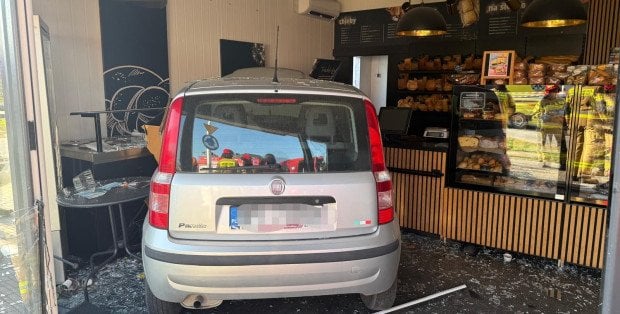 Wjechała samochodem w witrynę piekarni. Wypadek w Tarczynie