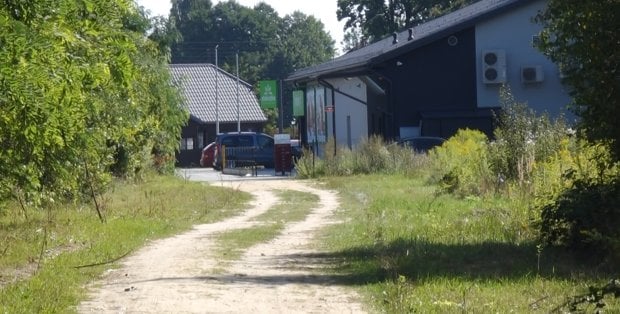 Pobicie 14-latka w Cegłowie. 22-latek z zarzutem po „ustawce” za supermarketem