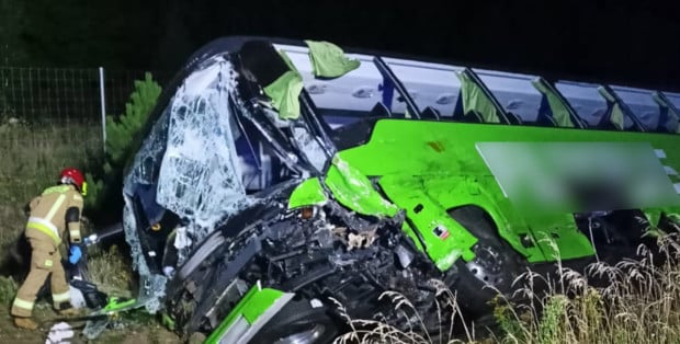 Zderzenie autokaru z ciężarówką na S7 koło Mławy. Obaj kierowcy ciężko ranni