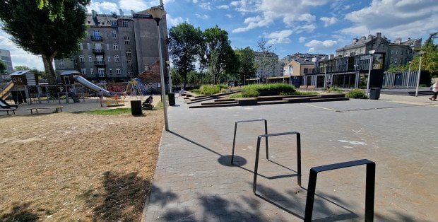 Libacja na skwerku w Warszawie. Mieszkańcy Pragi Południe skarżą się na Centrum Lokalne Kamionek