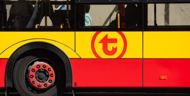 Drzwi autobusu przytrzasnęły nogę 4-latki, kierowca ruszył