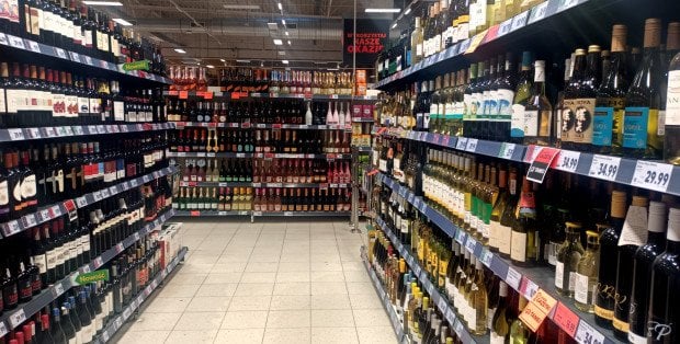 MF: W 2026 r. podwyżka akcyzy na napoje alkoholowe o 15 proc.