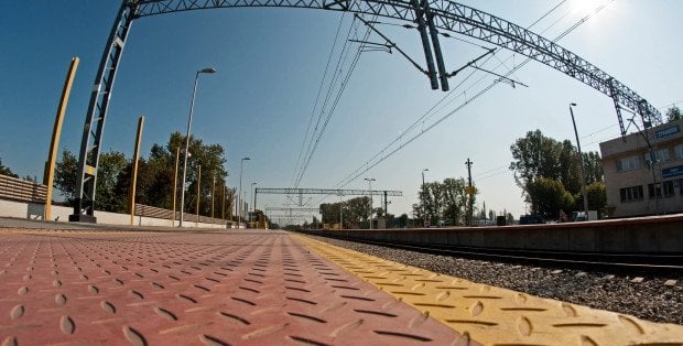 Złodzieje trakcji na trasie Warszawa – Gdańsk. Kolejarze zapowiadają „dodatkowe kroki”