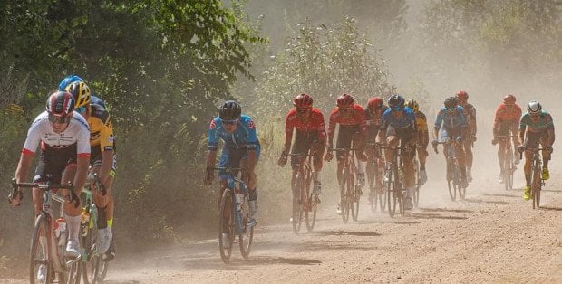 Kolarze jadą przez Płońsk w Tour Bitwa Warszawska [UTRUDNIENIA]