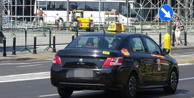 W Krakowie taksówkarz został zaatakowany nożem przez pasażera