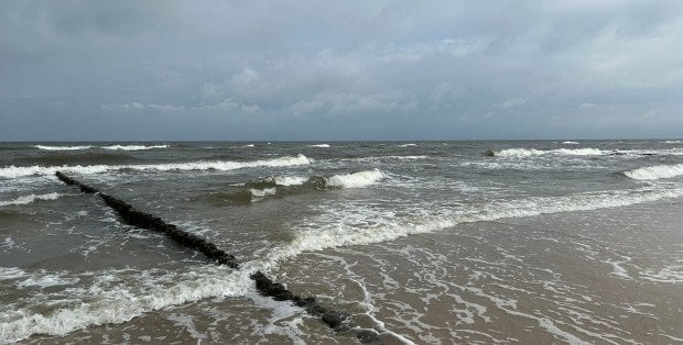 Kilkadziesiąt kąpielisk z zakazami. Są wysokie fale i silne prądy