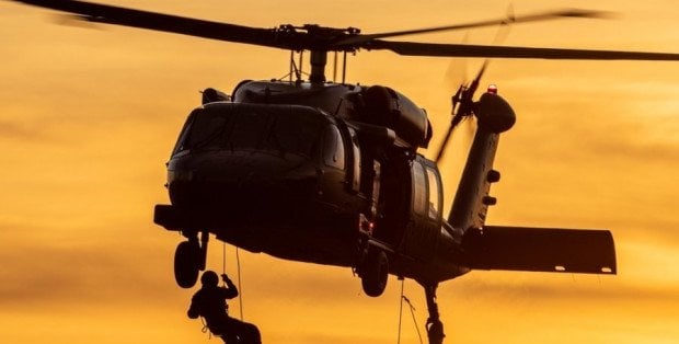 Śmigłowiec Black Hawk nad centrum Warszawy. Policja prowadziła ćwiczenia