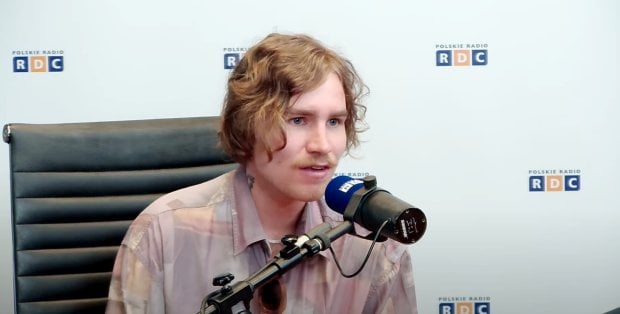 Leśmian w blokerskiej rzeczywistości. Raper Koza reżyseruje „Zdziczenie obyczajów pośmiertnych”