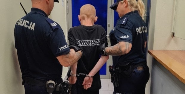 Miał usiłować wepchnąć kobietę pod nadjeżdżający pociąg metra