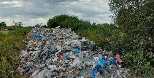 Góra śmieci na publicznej drodze. Burmistrz: „Mamy do czynienia z przestępstwem”