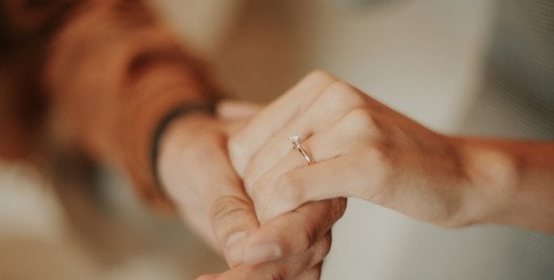 Pierścionki zaręczynowe – jak zaskoczyć pozytywnie ukochaną osobę? Poradnik