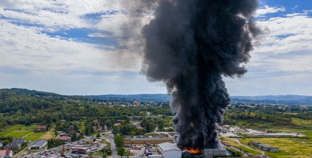 Płonie hurtownia zniczy w Tarnowie. Apel do mieszkańców o pozostanie w domach