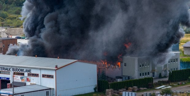 Wielki pożar fabryki zniczy w Tarnowie opanowany