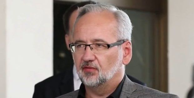 B. minister zdrowia Adam Niedzielski w szpitalu. Miał zostać pobity