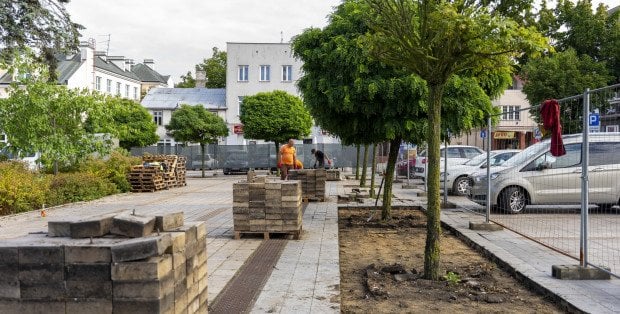 Mniej betonu, więcej zieleni. Będą zmiany przed ciechanowskim ratuszem