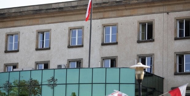 Opuszczona flaga na dziedzińcu urzędu. Radom pogrążony w żałobie po katastrofie F-16