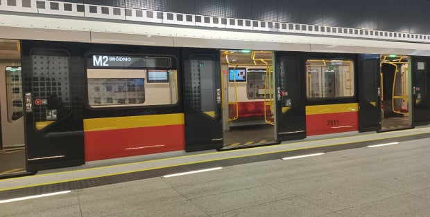 Utrudnienia w kursowaniu pociągów linii metra M2. Trzy stacje nieczynne