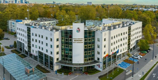 Od dziś parking urzędu na Bemowie płatny. Ile kosztuje godzina postoju?