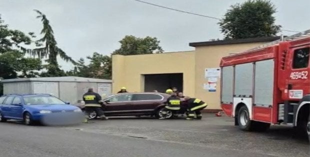 Zastawił wyjazd i opóźnił interwencję. Straż apeluje: Nie parkować przed remizą