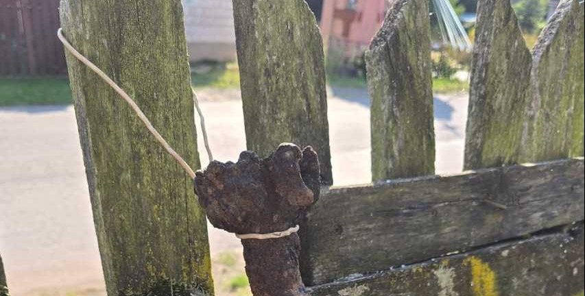 Chciał przestraszyć sąsiada, zawiesił na płocie pocisk. Grozi mu do 3 lat więzienia