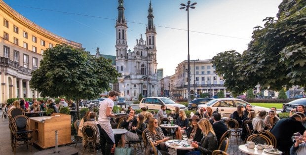 Ogródki gastronomiczne w centrum stolicy bez alkoholu? Jest zapowiedź zmian