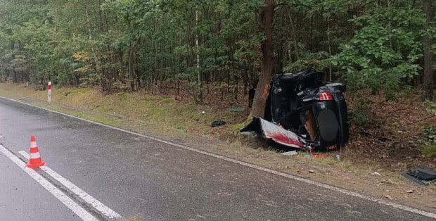 Wypadek na DK48. Samochód wypadł z drogi, ranne cztery osoby