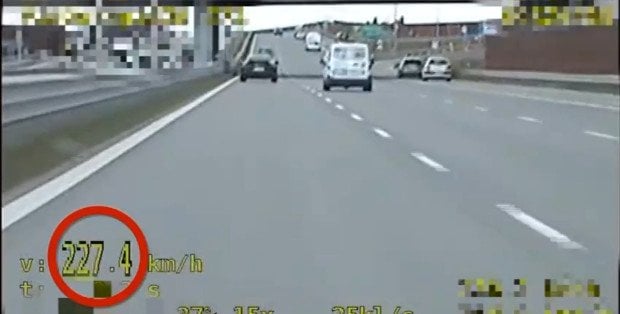 Pędził porsche 227 km/h. Pirat drogowy „zarobił” 15 punktów karnych [WIDEO]