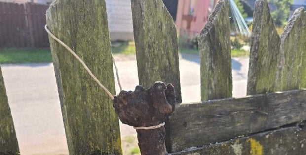 Chciał przestraszyć sąsiadów, zawiesił na płocie pocisk. Jest zarzut dla 68-latka