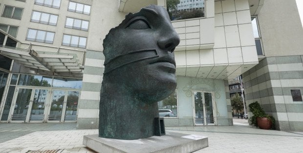 Tindaro. Monumentalna rzeźba Mitoraja na warszawskim placu Trzech Krzyży