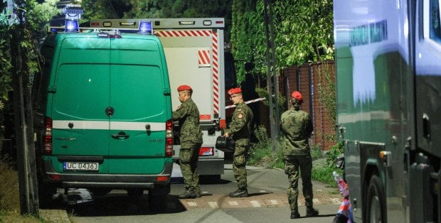 Służby wciąż przy ul. Zawiszaków w Rembertowie. Kiedy koniec ewakuacji?