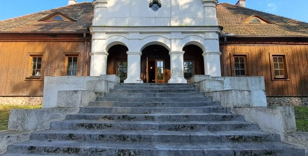„Czarująca perełka Mazowsza”. Dwór w Paplinie pod ochroną samorządu województwa
