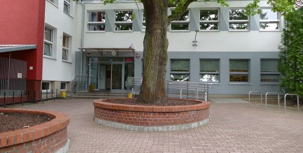 Nowa droga do szkoły na Bielanach. Jest jednokierunkowa i ma być bezpieczna