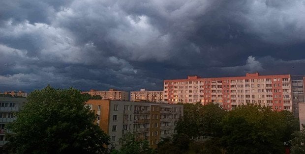 Ulewny deszcz, burze i gwałtowne wezbrania wód. Są ostrzeżenia IMGW