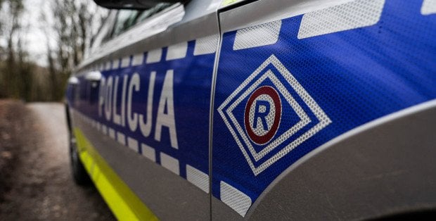 Pijany miał spowodować wypadek i zacząć uciekać. W samochodzie żona i dziecko
