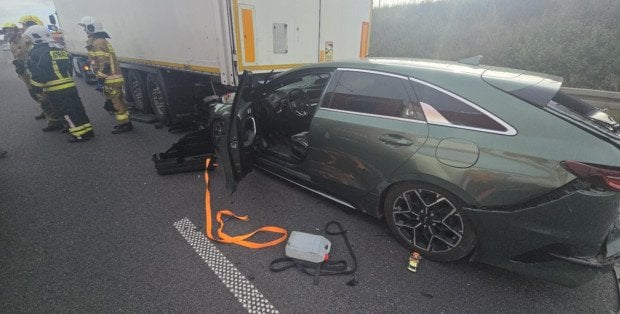 Utrudnienia na S8 w kierunku Warszawy. Osobówka zakleszczona między dwoma TIR-ami