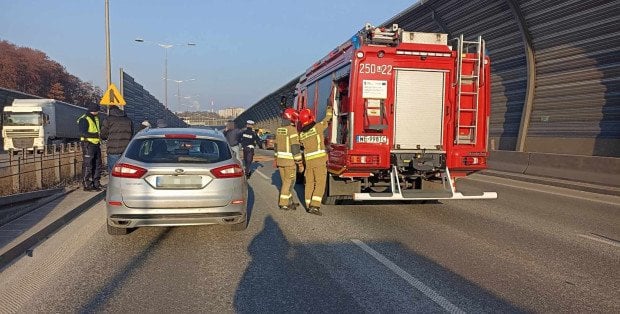Samochód uderzył w bariery na S17. Zablokowany pas w kierunku Lublina