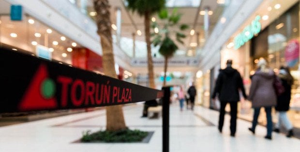 Zawalił się sufit w galerii handlowej w Toruniu. Obiekt zamknięto