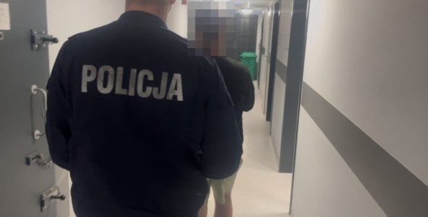 Zdenerwowany wybił szybę kamieniem. Może zostać deportowany