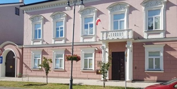 Miała przyjmować korzyści i podżegać do pobicia. Nauczycielka może stanąć przed sądem