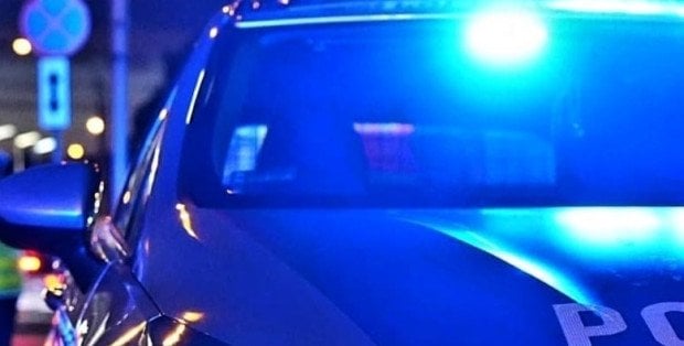 Tragiczny wypadek na Mokotowie. Motocyklista uderzył w kilka auta, po czym jednoślad stanął w ogniu