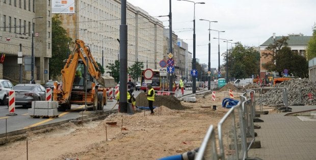 Od dziś zwężona al. „Solidarności”. Przez tydzień bez tramwajów [SPRAWDŹ]
