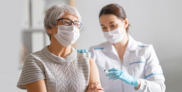 Rozpoczęły się bezpłatne szczepienia na COVID-19. Jak się zapisać?